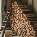 Bois de chauffage stocké dans un garage