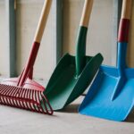 Outils de jardin dans un garage
