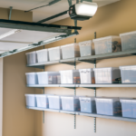 Boîtes de rangement dans un garage