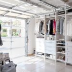 Garage transformé en dressing avec vêtements et chaussures rangés
